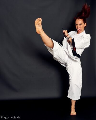 KGZ-Media / Kampfsportlerin / Fotomodel Videomodel Model Janin / Kampfsportpose / Karate / Taekwondo / Kick / Gi / Kampfanzug / Barefoot / Tritt